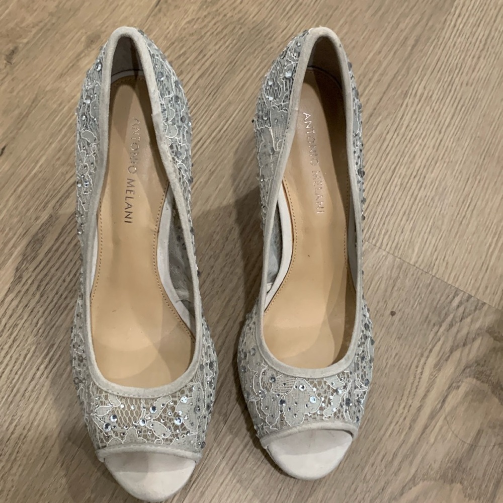 EUC Antonio Melani Size 8M lace and‎ sparkle open toe shoes silver gray color